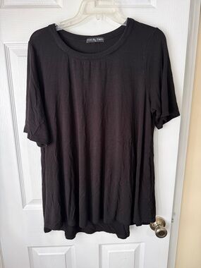 Kim & Cami Black Short Sleeve Crewneck Tee